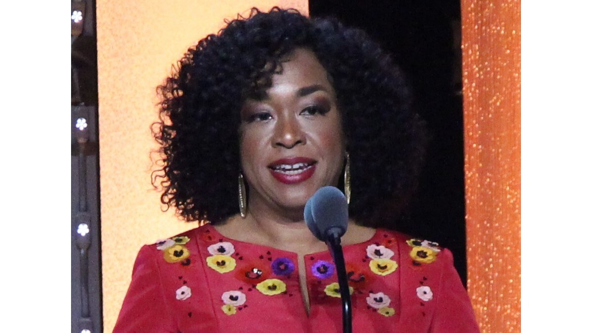 शोंडा राइम्स (Shonda Rhimes) : शोंडा राइम्‍स अमेरिकी टीवी इंडस्‍ट्री का जाना-माना नाम हैं। प्रोड्यूसर हैं, स्‍क्रीन राइटर हैं। ‘ग्रेज़ एनाटॉमी' और ‘स्कैंडल' जैसे हिट शो देने के लिए जानी जाने वाली 52 वर्षीय प्रोड्यूसर ने बीते शनिवार को ही बातों-बातों में ट्विटर छोड़ने का ऐलान कर दिया।