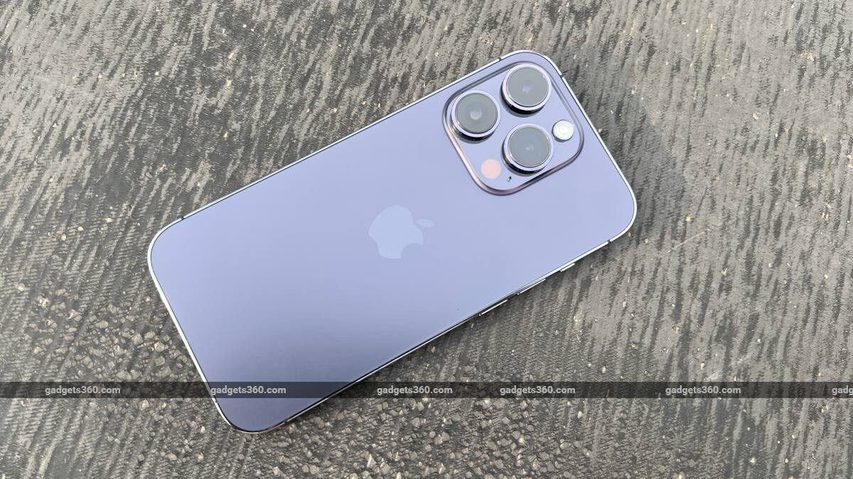 iPhone 14 Pro को कंपनी ने पिछले साल सितंबर में लॉन्च किया था। फोन में 48 मेगापिक्सल का मेन कैमरा है। इसमें दूसरी जेनरेशन का सेंसर शिफ्ट ऑप्टिकल इमेज स्टेबलाइजेशन देखने को मिलता है जिसकी मदद से यह बेहतरीन वीडियो कैप्चर कर सकता है, जैसा कि कंपनी का कहना है। मेन लेंस के साथ यह 12 मेगापिक्सल टेलीफोटो सेंसर भी कैरी करता है और तीसरे सेंसर के तौर पर 12 मेगापिक्सल का अल्ट्रावाइड कैमरा भी इसमें दिया गया है।