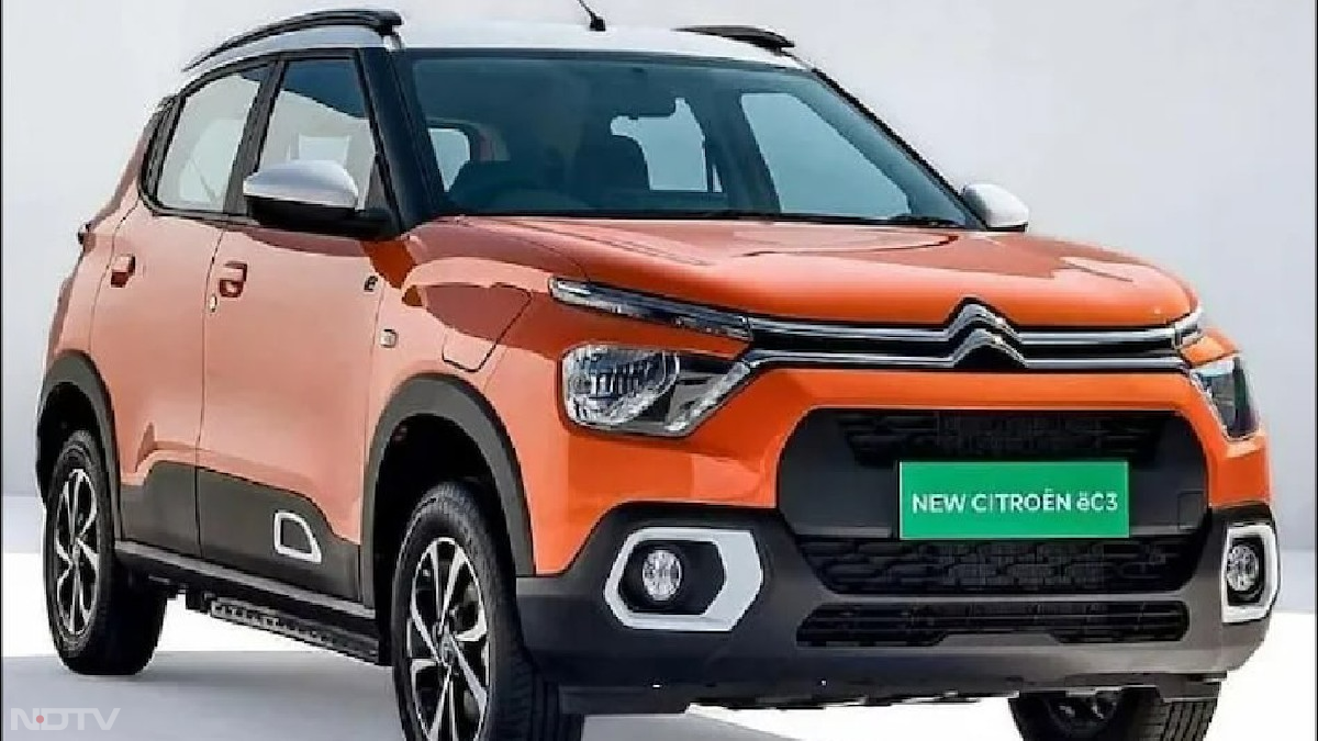 Citroen eC3 को सिंगल 29.2 kWh बैटरी पैक के साथ पेश किया गया है, जो 3.3 kW ऑन बोर्ड एसी चार्जर के साथ आता है। कंपनी का दावा है कि DC चार्जर से eC3 इलेक्ट्रिक कार 57 मिनट में 10 से 80 प्रतिशत तक चार्ज हो सकती है। होम चार्जर पर, बैटरी 10.5 घंटे में 10-100 प्रतिशत चार्ज होगी। eC3 सिंगल चार्ज में 320 किमी की रेंज देने में सक्षम है। वहीं, इसकी पावर की बात करें, तो eC3 में सिंगल इलेक्ट्रिक मोटर सेटअप मिलता है, जो कंपनी के दावे अनुसार, 57 hp की पावर और 143 Nm का पीक टॉर्क जनरेट कर सकता है। कंपनी का कहना है कि इस पावरट्रेन की बदौलत eC3 ईवी 0-60 kmph की स्पीड 6.8 सेकंड में पकड़ सकती है। हालांकि, टॉप स्पीड को 107 kph पर सीमित रखा गया है, जो कुछ ईवी लवर्स को थोड़ी कम लग सकती है। कीमत की बात की जाए तो Citroen eC3 की शुरुआती एक्स शोरूम कीमत 11.5 लाख रुपये है।