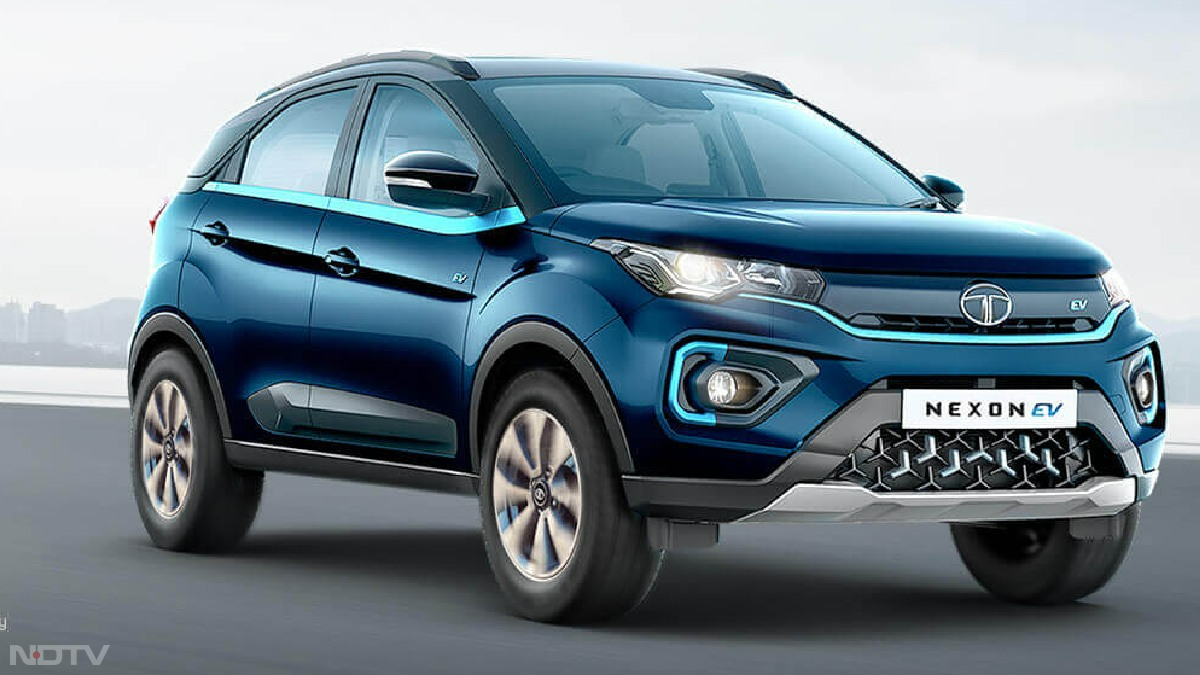 Tata Nexon EV Prime 30.2kWh बैटरी पैक और सिंगल स्पीड ट्रांसमिशन इलेक्ट्रिक मोटर के साथ उपलब्ध है। यह मोटर 129PS की पीक पावर और 245Nm का पीक टॉर्क जनरेट करती है। कंपनी दावा करती है कि कार सिंगल चार्ज में 312 किलोमीटर की रेंज दे सकती है। AC चार्जर से बैटरी करीब 8 घंटे 30 मिनट में फुल चार्ज हो सकती है, जबकि DC चार्जर से इसे 0-80 प्रतिशत चार्ज होने में करीब 1 घंटे का समय लगता है। Tata Nexon EV Prime की शुरुआती एक्स-शोरूम कीमत 14.49 लाख रुपये है।
