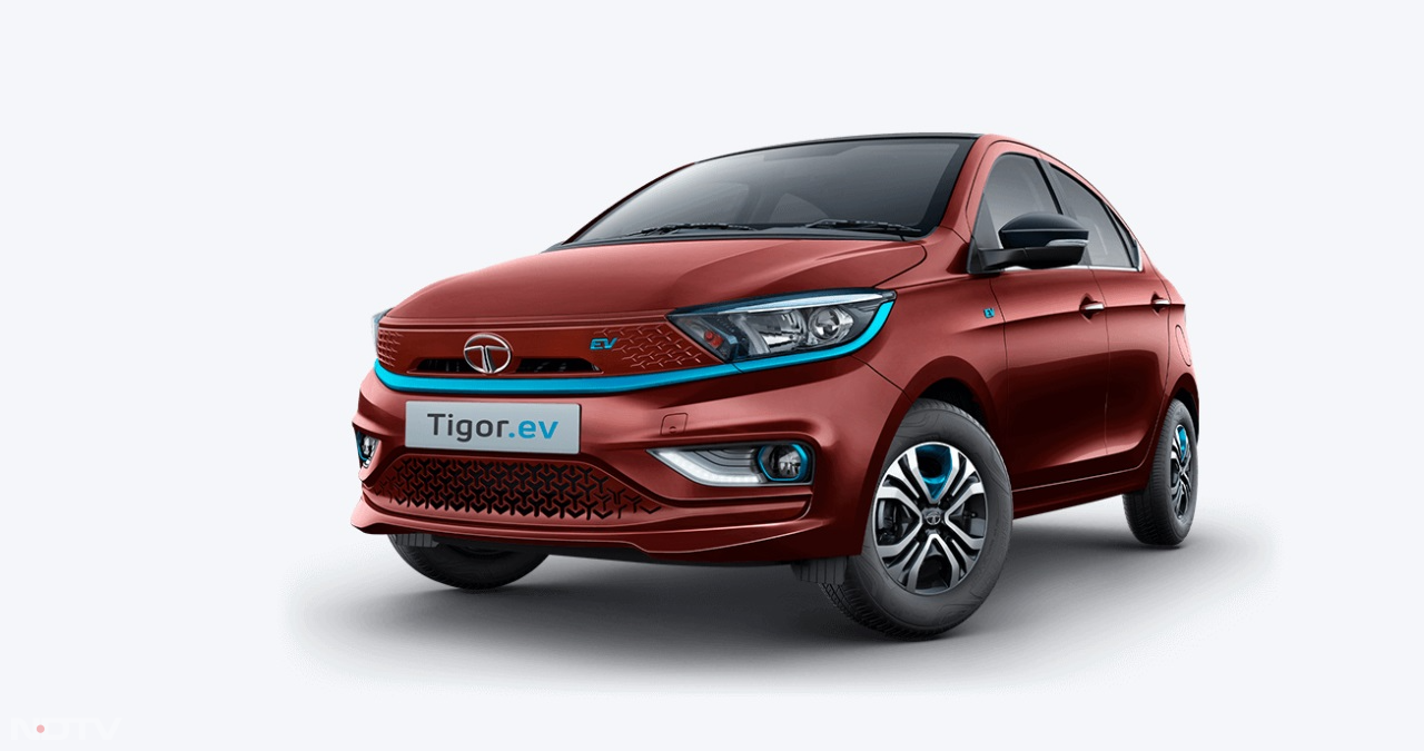 Tata Tigor EV में परमानेंट मैग्नेट सिंक्रोनाइज मोटर दी गई है जो कि 74.7 PS की पावर और 170 Nm का टॉर्क जनरेट करती है। Tata Tigor EV एक बार चार्ज होकर 306 किमी की दूरी तय कर सकती है। कीमत की बात की जाए तो Tata Tigor EV की शुरुआती एक्स शोरूम कीमत 12,49,000 रुपये है।