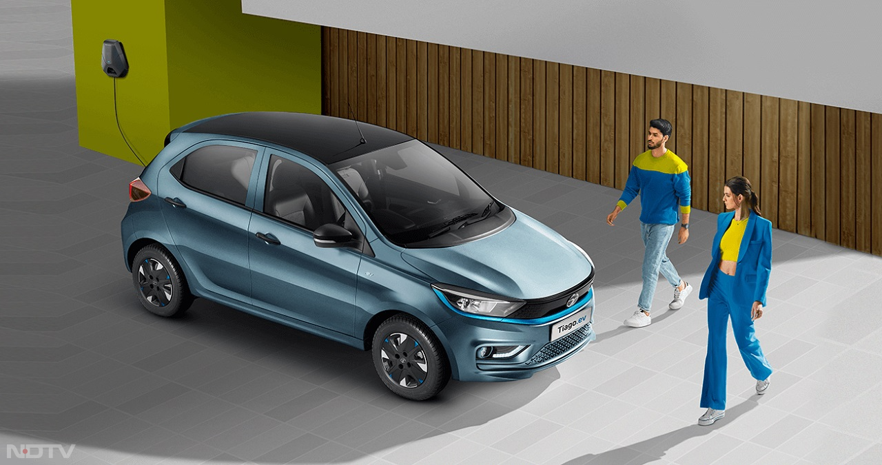 Tata Tiago EV दो बैटरी पैक 19.2kWh और 24kWh में आती है। यह सिंगल चार्ज में 250km और 315km तक की रेंज प्रदान कर सकती है। Tata Tiago EV की शुरुआती एक्स शोरूम कीमत 8.69 लाख रुपये है।