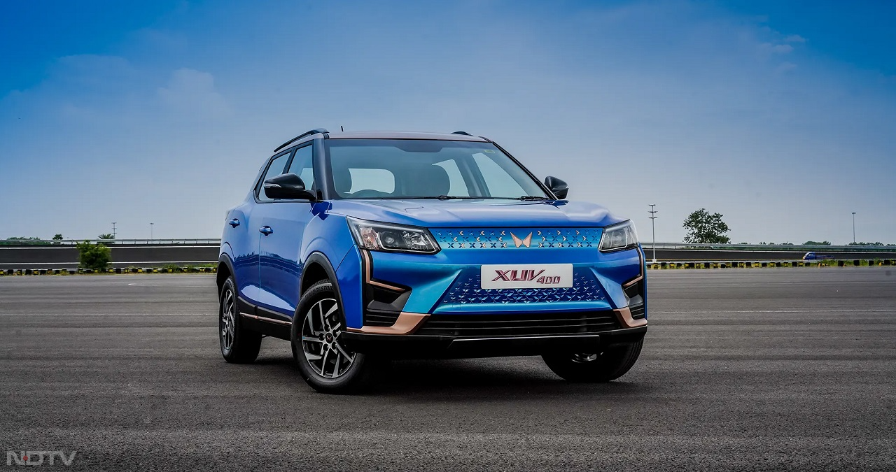 Mahindra XUV400 EV में दी गई फ्रंट एक्सल-माउंटेड इलेक्ट्रिक मोटर 150hp की पावर और 310Nm का टॉर्क जनरेट करती है। यह ईवी 34.5kWh और 39.4kWh बैटरी पैक ऑप्शन में आती है। XUV400 34.5kWh बैटरी पैक के साथ 375km की रेंज प्रदान करती है। वहीं 39.4kWh बैटरी पैक के साथ 456km की रेंज प्रदान करती है। Mahindra XUV400 की शुरुआती एक्स शोरूम कीमत 15.99 लाख रुपये है।