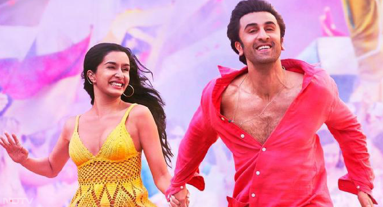 बॉक्‍स ऑफ‍िस पर आज दो नई फ‍िल्‍में रिलीज हो गई हैं। पहली है रानी मुखर्जी की मिसेज चटर्जी वर्सेज नॉर्वे। सच्‍ची घटना पर आधारित इस फ‍िल्‍म में रानी के अभिनय के काफी तारीफ हो रही है। फ‍िल्‍म को समीक्षकों ने भी पसंद किया है। खासतौर पर रानी की एक्टिंग को। इसके अलावा, मशहूर कॉमिडियन कप‍िल शर्मा की फ‍िल्‍म 'ज्विगाटो' भी बड़े पर्दे पर रिलीज हो गई है। नंदिता दास के निर्देशन में बनी यह फ‍िल्‍म भी चर्चाओं में है। तस्‍वीरें @TeamShraddhaKPR, @yrf, @luv_ranjan, @TSeries, @shragoddess से।