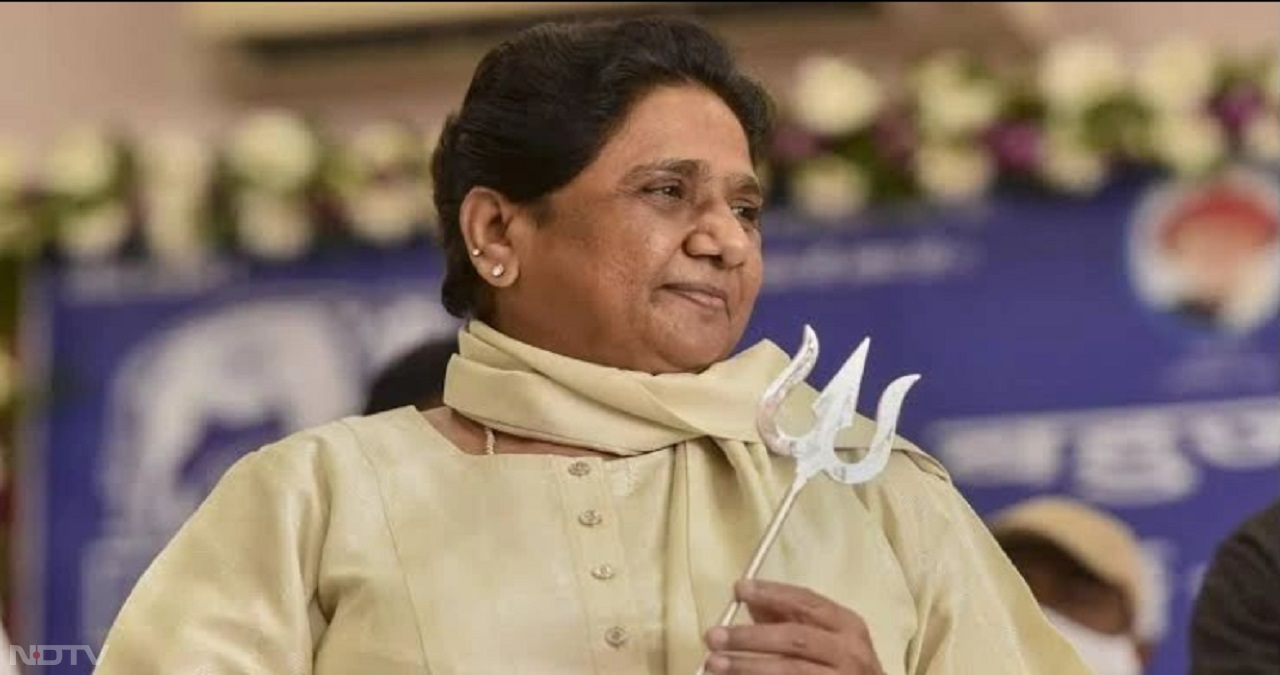 ट्विटर ने 20 अप्रैल की रात 12 बजे सभी लेगेसी ट्विटर अकाउंट्स से ब्लू टिक हट दिया है। यह सर्विस अब हर महीने भुगतान पर ही मिलेगी। (फोटो क्रेडिट- Instagram/mayawati)