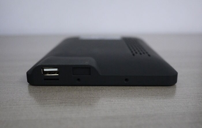 The full-sized USB 2.0 port is placed on the top of the tablet.