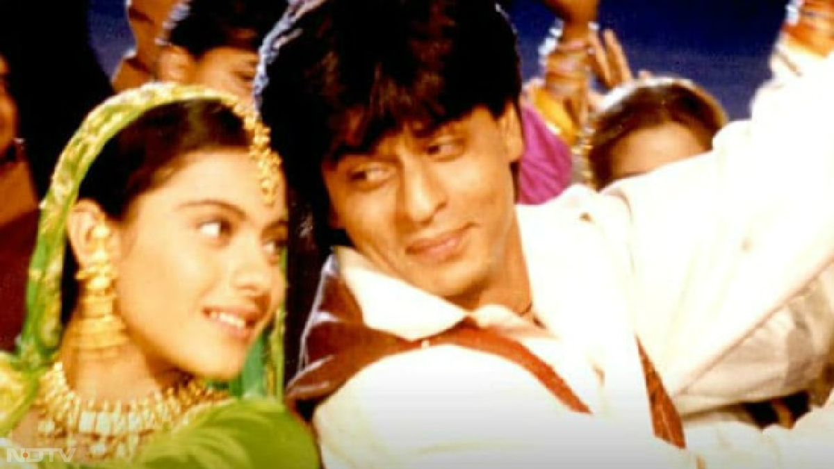 10 फरवरी को रिलीज हुई DDLJ ने दो दिनों में 10 लाख से ज्यादा कमाई कर ली है। आदित्य चोपड़ा के निर्देशन में बनी ये फिल्म भारतीय सिनेमा के इतिहास में सबसे लंबे समय तक चलने वाली फिल्म है। फिल्म PVR, INOX और Cinepolis जैसे मल्टीप्लेक्स में लिमिटेड स्क्रीन के साथ रिलीज हुई।