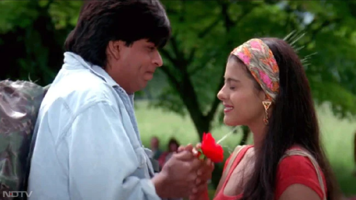 बता दें कि DDLJ 20 अक्टूबर 1995 को रिलीज हुई थी। दिलचस्प बात यह है कि मुंबई के 'मराठा मंदिर' में फिल्म आज तक लगी हुई है, जहां जल्द ही फिल्म के 10 हजार दिन पूरे हो जाएंगे। रिलीज के बाद से फिल्म को वहां लगे 9977 दिन पूरे हो चुके हैं। पिछले साल नवंबर में भी DDLJ को लिमिटेड थिएटर्स में रिलीज किया गया था, जब फिल्म ने 27 लाख रुपये की कमाई की थी।