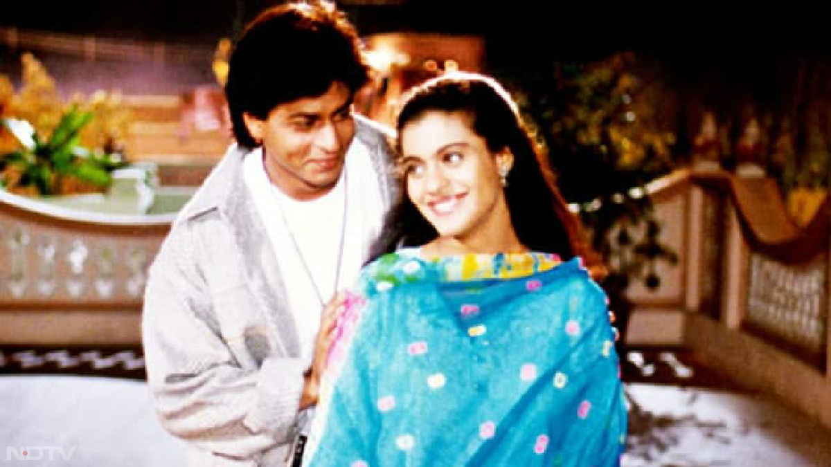 DDLJ का बजट 4 करोड़ रुपये था। 1995 में रिलीज के समय 'दिलवाले दुल्हनिया ले जाएंगे' ने 53.31 करोड़ रुपये की कमाई की थी, जबकि वर्ल्डवाइड कलेक्शन 89.61 करोड़ रुपये था। इसके बाद से फिल्म को कई बार री-रिलीज किया गया और आज भी यह भारी कमाई कर रही है।