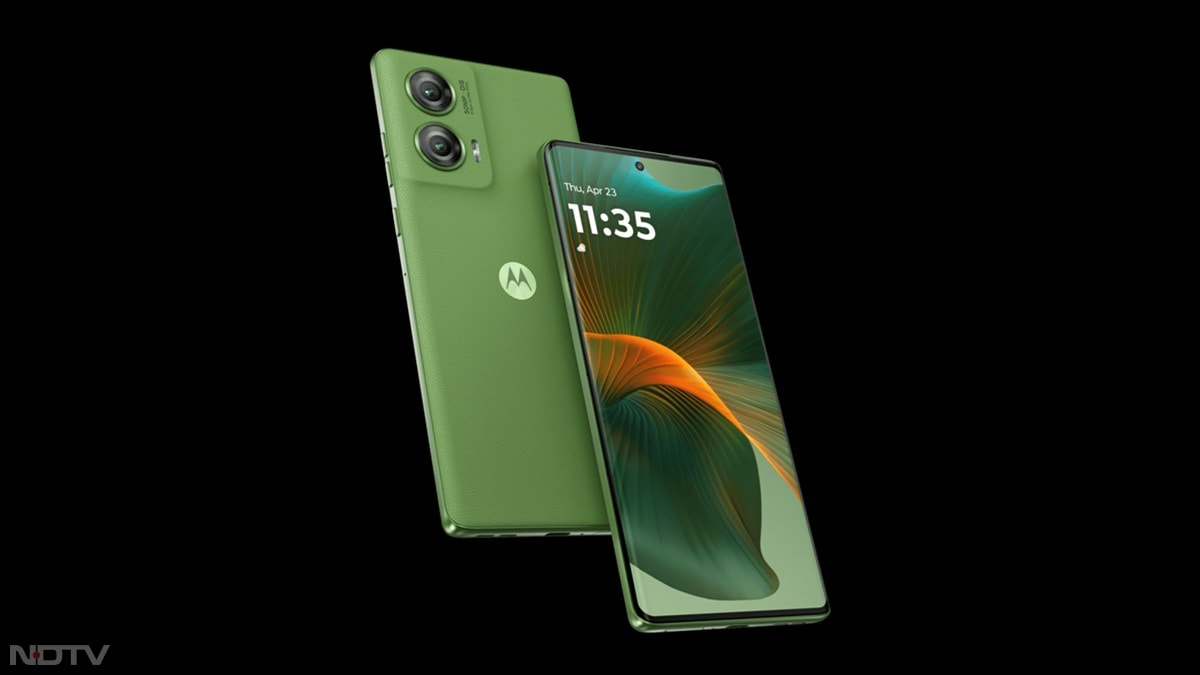 Motorola Edge 50 Fusion में IP68 रेटिंग दी गई है। Motorola Edge 50 Fusion में 6.7 इंच की फुल-एचडी+ pOLED डिस्प्ले है। फोन क्वालकॉम स्नैपड्रैगन 7s जेन 2 चिपसेट के साथ आता है। यह फोन एंड्रॉइड 14 पर बेस्ड हैलो यूआई पर चलता है। Motorola Edge 50 Fusion के 8GB RAM/128GB स्टोरेज वेरिएंट की कीमत 18,999 रुपये है।