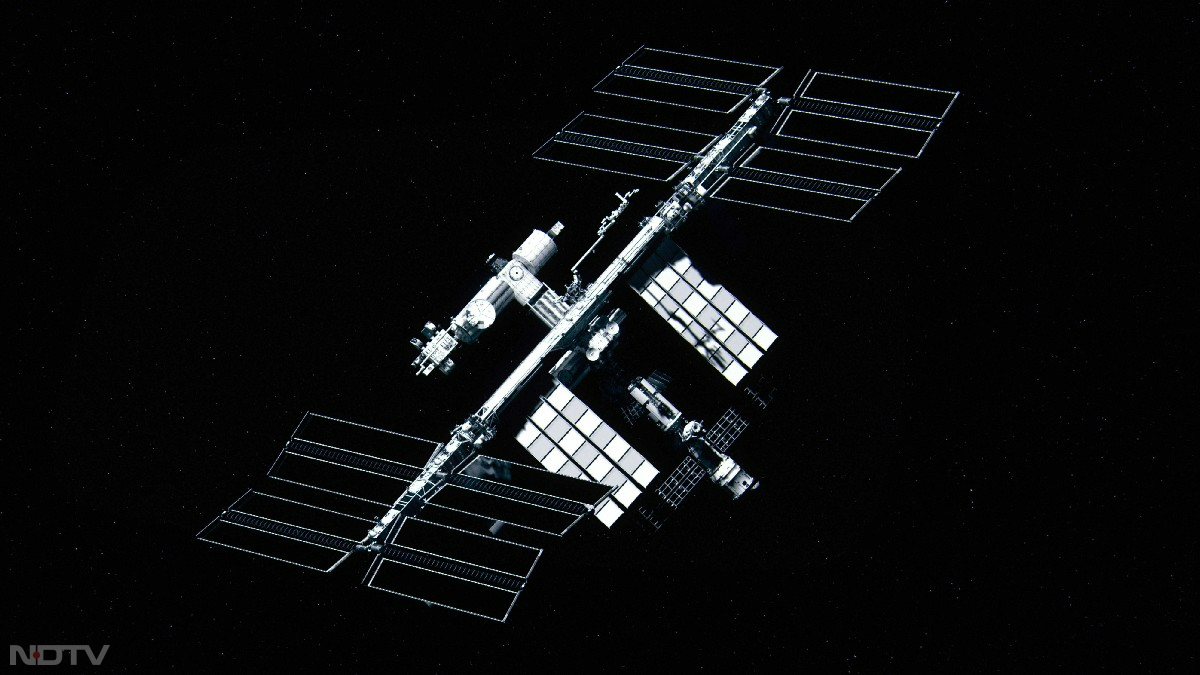यह घटना अगस्‍त महीने में सामने आई थी। एक्सपेडिशन 67 (Expedition 67) के कमांडर ‘ओलेग आर्टेमयेव' आईएसएस से निकलकर स्‍पेसवॉक कर रहे थे। इसी दौरान उनके स्‍पेससूट की बैटरी में वोल्‍टेज का उतार-चढ़ाव होने लगा। ‘ओलेग आर्टेमयेव' ने मॉस्‍को मिशन कंट्रोल को इसकी जानकारी दी। इसके बाद उन्‍हें फौरन एयरलॉक में जाने का आदेश दिया गया। थोड़ी भी देर होती, तो हालात बिगड़ सकते थे।