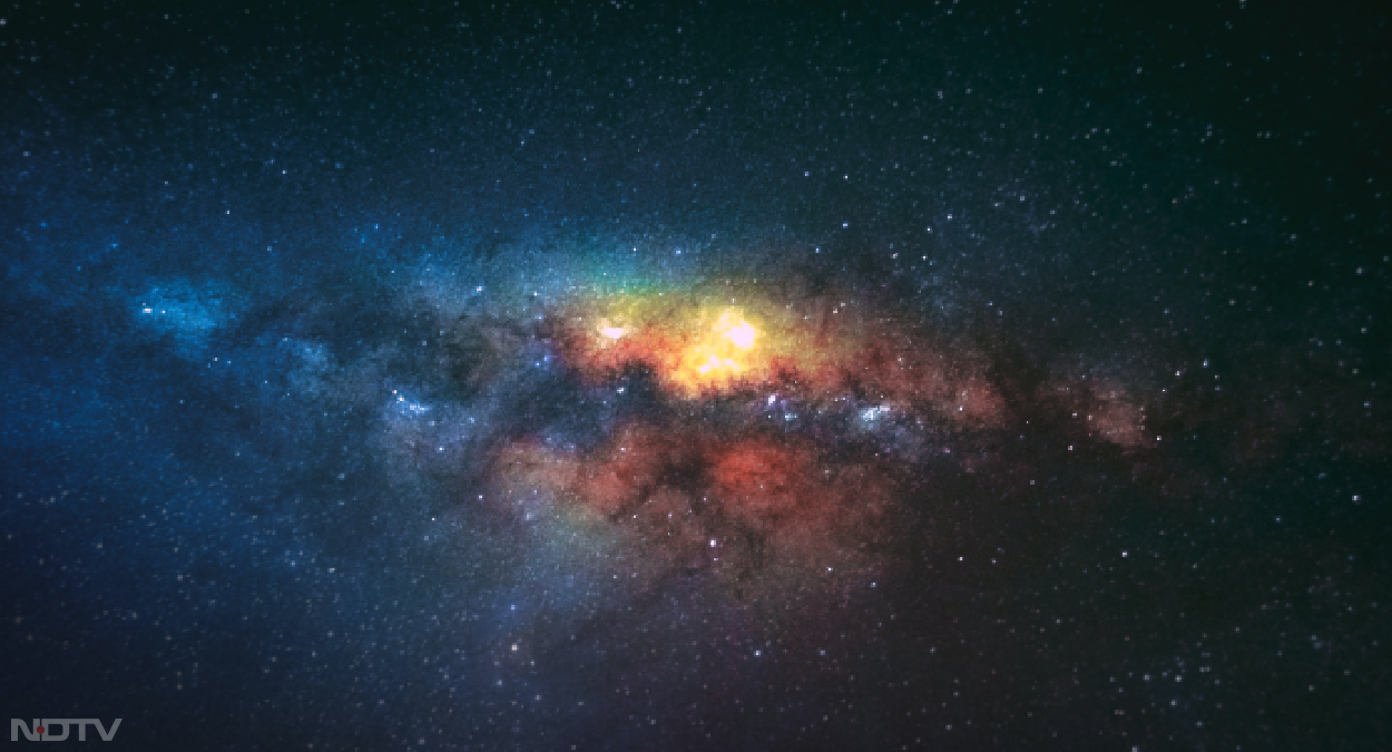 हबल स्‍पेस टेलिस्‍कोप नासा (Nasa) की प्रमुख ऑब्‍जर्वेट्री में से एक है। साल 1990 में इसे लॉन्‍च किया गया था। तभी से इसने ब्रह्मांड में मौजूद ग्रहों, तारों की ऐसी-ऐसी तस्‍वीरें ली हैं, जो आज से पहले कभी देखी नहीं गईं। हबल स्‍पेस टेलिस्‍कोप के विकल्‍प के रूप में नासा और उसकी सहयोगी एजेंसियों ने साल 2021 में जेम्‍स वेब स्‍पेस टेलिस्‍कोप को कक्षा में पहुंचाया था। जेम्‍स वेब ने अपना काम शुरू कर दिया है, हालांकि हबल टेलिस्‍कोप की प्रासंगिकता अब भी बनी हुई है और यह कई साल काम करता रहेगा। पहली तस्‍वीर खबर से सबंधित, अन्‍य सांकेतिक नासा से।