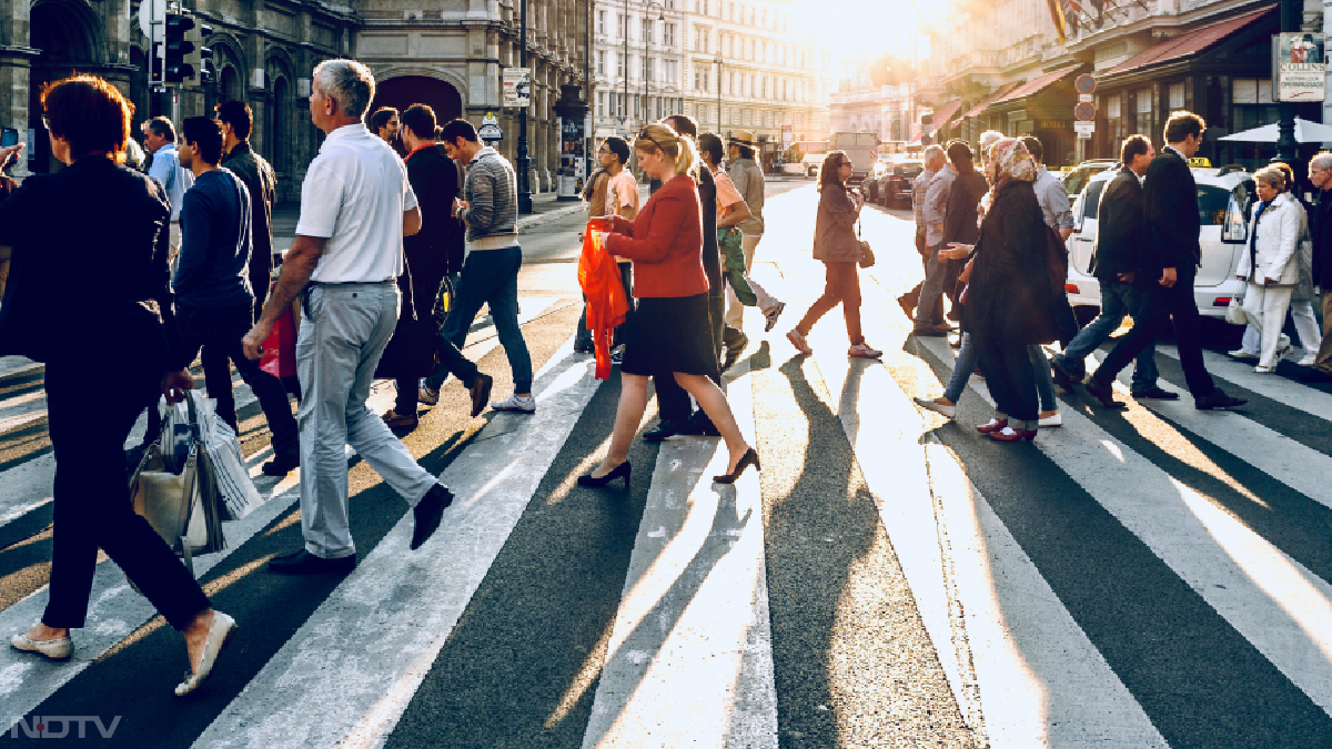 रिपोर्ट में कहा गया है कि इंसान तो सबसे ज्&zwj;यादा समय तक जीवित रहने वाले स्&zwj;तनधारी जानवरों में से एक है। हालांकि इंसान की तुलना रेप्&zwj;टाइल्&zwj;स से की जाए, तो वह जल्&zwj;दी बूढ़ा दिखने लगता है। वैज्ञानिक को लगता है कि मेसोजोइक युग में जो आनुवंशिक समस्&zwj;याएं आईं, उसी ने हमारी उम्र रोक दी।