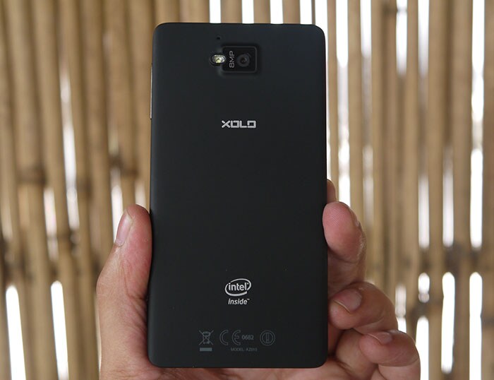 Featuring a rectangular shape, XOLO X900 reminds of iPhone 4/4S , it is similar in looks with the chrome ring and button placement.