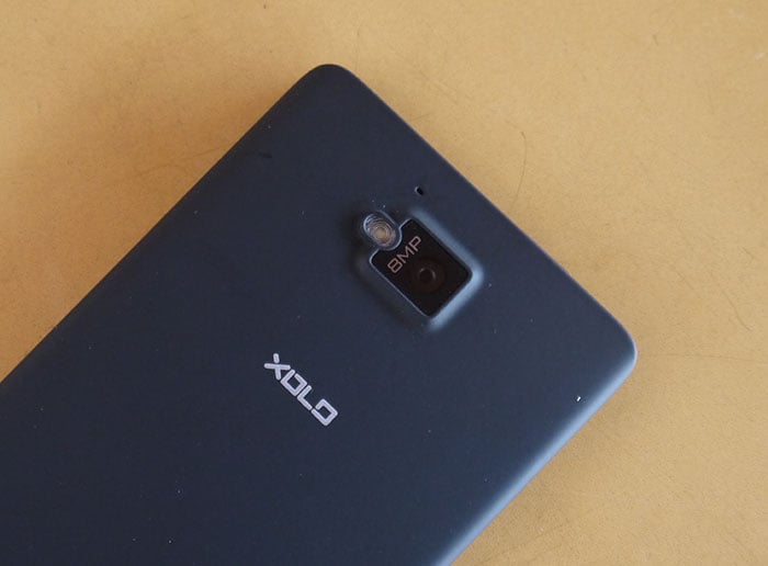 XOLO X900 sports a rubberised back and has a secondary mic alongside the rear camera.