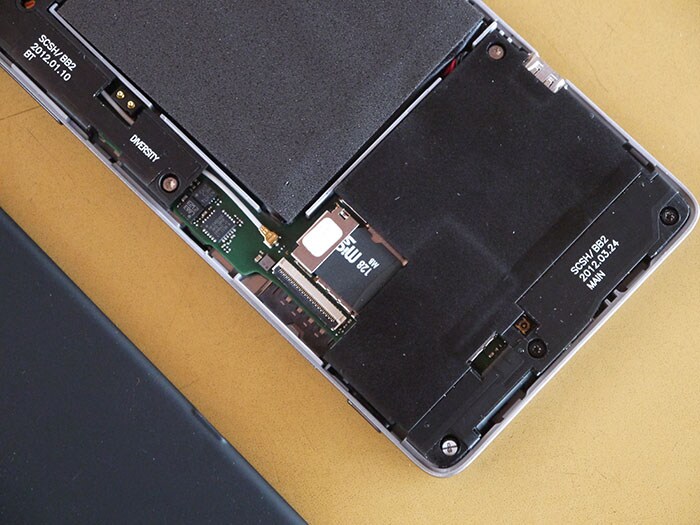 The microSD card slot that is not included in the software of the phone can be seen.