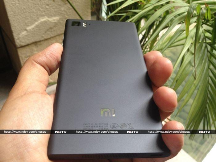 <a href="http://gadgets.ndtv.com/xiaomi-mi-3-1026">Xiaomi Mi 3</a> is backed by a 3050mAh battery.

 <br /> 

<a href="http://gadgets.ndtv.com/mobiles/news/xiaomi-mi-3-with-snapdragon-800-launched-in-india-at-rs-13999-558786"> Read more </a>