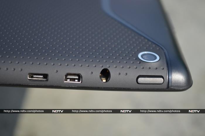 The Micro-USB port, HDMI port, 3.5mm jack and the power/lock key are located at the top of the tablet.