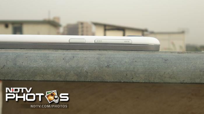 The camera button and the volume rocker are placed on the left side of the phone.