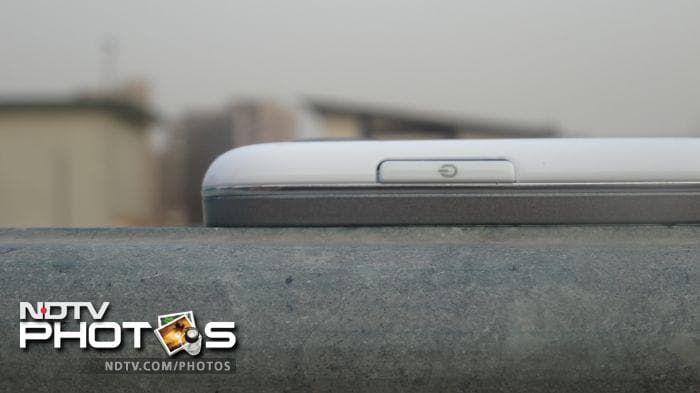 The power button is placed on the right side of the phone.