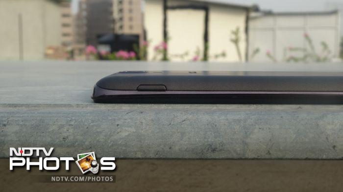 The power button is placed on the right side of the phone.