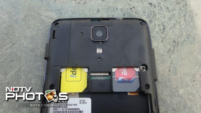 The microSD card slot is neatly placed between the two SIM slots.