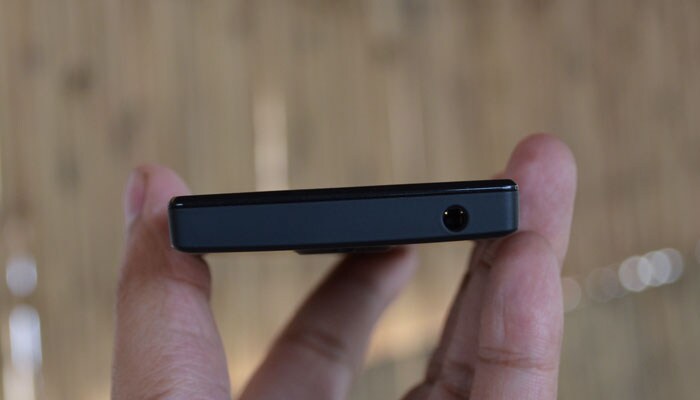 It has a 3.5 mm headphone/microphone jack at the top.