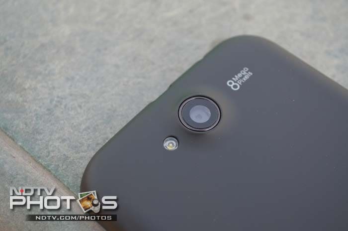 8-megapixel rear camera lens located at the upper part of the back along with an LED flash.