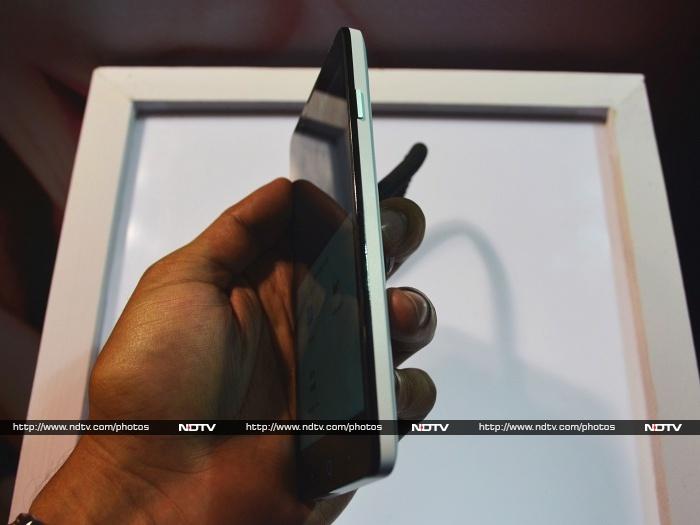 The right-side panel of <a href="http://gadgets.ndtv.com/zte-v5-1926">ZTE V5</a> sports only a power button.