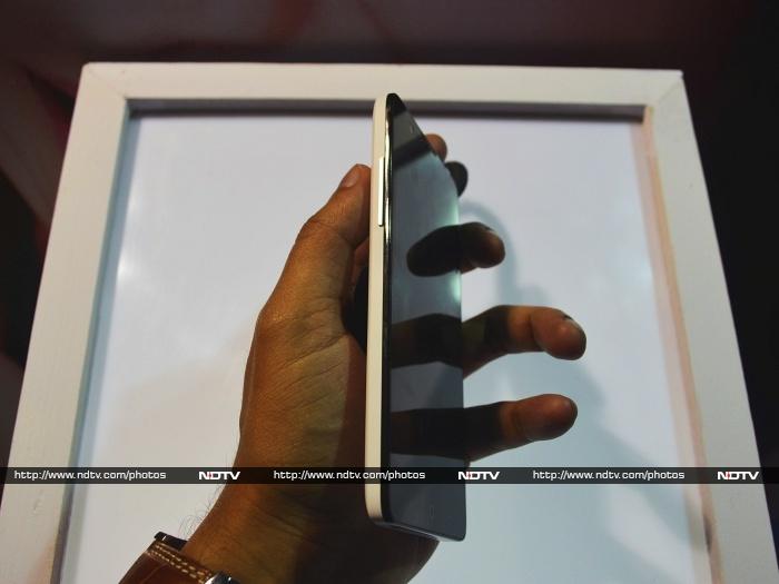 The left-side panel of <a href="http://gadgets.ndtv.com/zte-v5-1926">ZTE V5</a> sports only a volume button.
