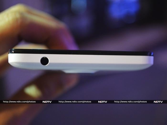 The top edge of the <a href="http://gadgets.ndtv.com/zte-v5-1926">V5</a> includes only a 3.5mm headphone jack.