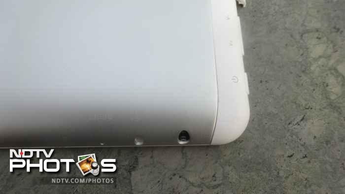 The Zync Quad 10.1 comes with 2.5mm charging port.