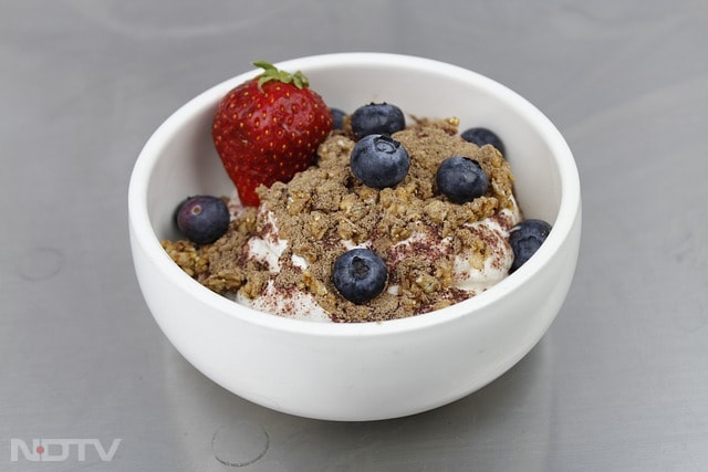 While granola is often seen as a nutritious option, it is calorie-dense and can contain added sugars and unhealthy fats. Even small servings can add up in calories, making it harder to stay within your daily limit. Instead, opt for plain oats with fruit.