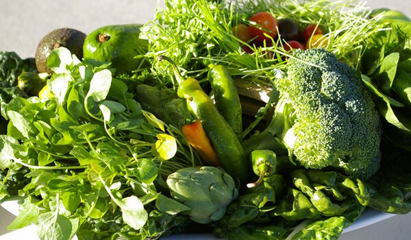 Acidity leads to the sour or burning sensation in the chest. Include green leafy vegetables and sprouts in your diet as these contain vitamins B and E, which aid digestion and also facilitate the elimination of acids from the body.