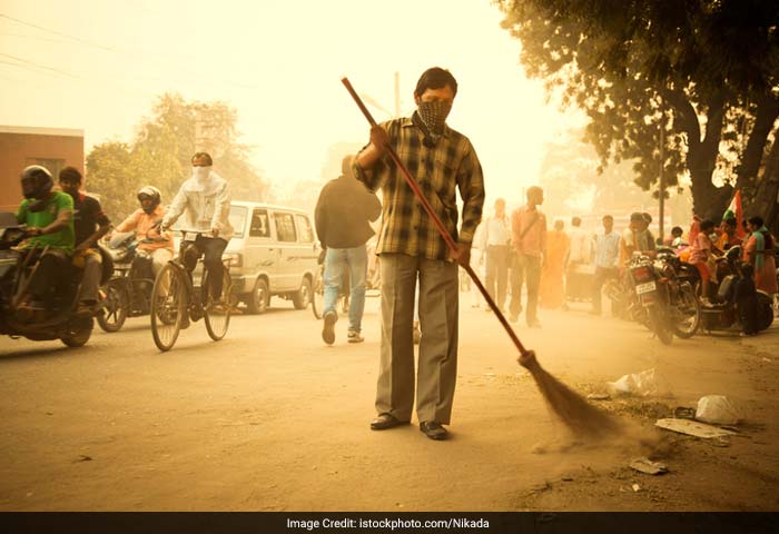 धूल: आपके आस-पास के वातावरण में धूल के कण, ठंडी हवा, तापमान में बदलाव, नमी, खराब मौसम, बायोमास धुआं, भी अस्थमा अटैक को बढ़ावा दे सकते हैं.