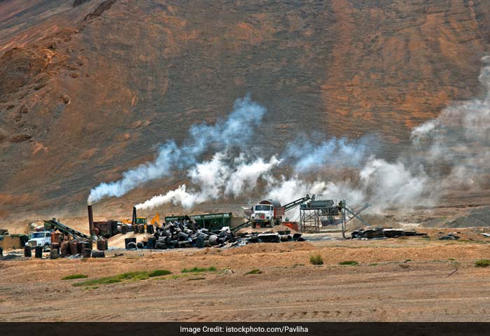 वायु प्रदूषण: धुआं, ग्राउंड लेवल ओजोन, वाहनों से निकला धुआं और अन्य चीजें अस्थमा को बढ़ावा देती हैं. शहरी वातावरण में अस्थमा बढ़ने के पीछे वायु प्रदूषण मुख्य कारकों में से एक है