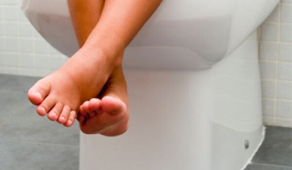Encourage the child to get up to urinate if he feels like urinating in the middle of the night.