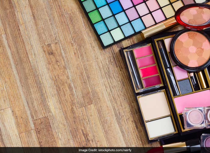 Do not share your eye makeup kit and do not use eye makeup until the infection is fully cured. Sharing makeup means you are also sharing bacteria and thus giving an open invitation to eye infections.