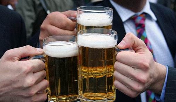 Although there is no fat in most alcoholic drinks, they contribute to fat gain because of the calorie content of alcohol. The energy in alcohol must be burned immediately. Even normal pop or soda should be restricted because of the effects on blood sugar levels. You should be drinking more bottled water instead of soda if you want to keep losing fat weight.