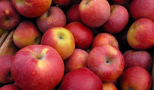 Apples help stimulate the intestine. Eating them raw with the peel is better than slicing them.