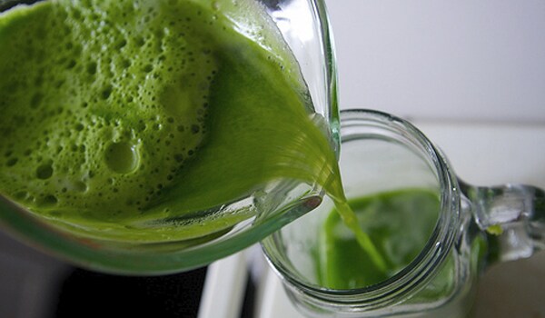 Raw juice of spinach is very beneficial in preventing constipation.