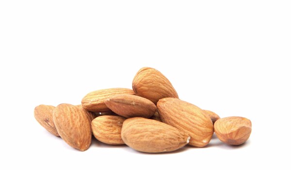 Almonds and most other nuts are a great source of vitamin E, which is an antioxidant that is particularly potent in the eyes. This vitamin is an anti-carcinogenic and helps to prevent the formation of cataracts.