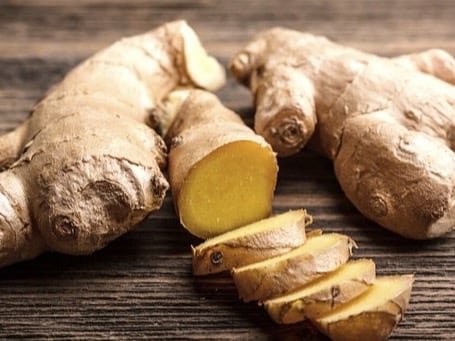 Known for its anti-inflammatory and antioxidant properties, ginger is effective for soothing sore throats and combating inflammatory illnesses. Its warming effect can also relieve cold symptoms, making it ideal for winter teas and soups.