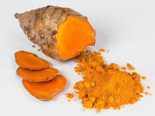 Curcumin, the active compound in turmeric, has strong anti-inflammatory and antioxidant effects that bolster immunity. Its especially helpful for managing inflammation and is best absorbed when combined with black pepper, making it a versatile addition to winter curries and soups.