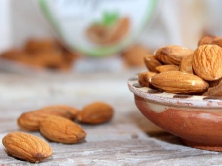 Rich in vitamin E and healthy fats, almonds support immune health by enhancing T-cell function, which is essential for fighting off pathogens. A handful of almonds makes for a nutritious, immunity-boosting winter snack.