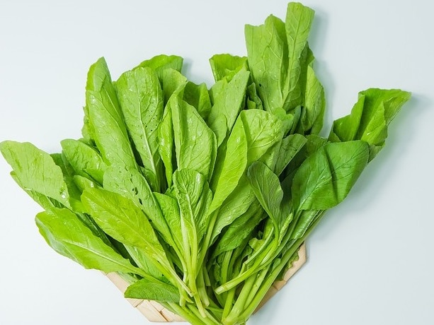 Spinach is packed with vitamin C, beta carotene, and antioxidants, all of which help strengthen the immune response. Lightly cooking spinach enhances its nutrient availability, making it a nutritious addition to winter soups and stir-fries.