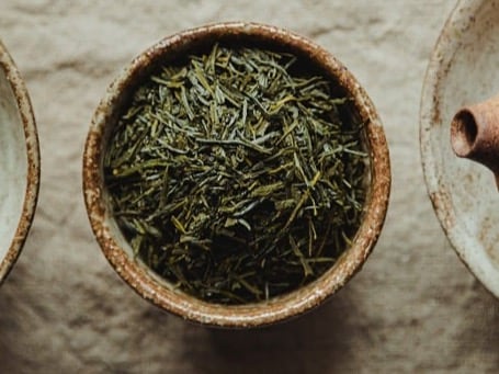 Green tea contains antioxidants called catechins and a small amount of caffeine, both of which support immune health. Its high levels of polyphenols also boost white blood cell function, helping to protect against viruses.