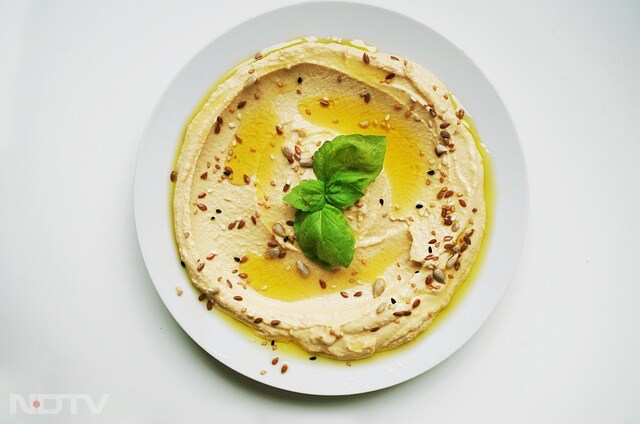 Olive oil and sesame seeds (from tahini) are both known for their anti-inflammatory properties. Regular consumption of hummus may help reduce inflammation in the body, which is beneficial for conditions like arthritis and heart disease.