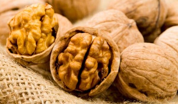 Incorporating walnuts in a healthy diet reduces the risk of heart disease by improving blood vessel elasticity and plaque accumulation. Eating walnuts can reduce your total cholesterol level also.