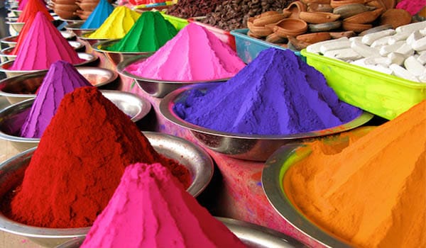 You should use natural/skin friendly and herbal colours or the ones made by reputed companies using natural products. They are safe and promise colour not scars.